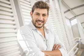 No discurso de eliminação, tiago leifert deu a entender que, para estar no bbb, não dá para ficar com o pensamento fora da casa: Ss S7xo9z0lbm
