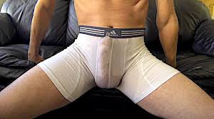 Les mains libre il pisse et ejacule dans son calecon blanc