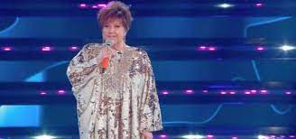 La berti domenica notte è stata inseguita dalle forze dell'ordine mentre stava andando a ritirare gli abiti con i quali salirà sul palco del teatro ariston di sanremo, dove è in gara con il brano quando ti sei innamorato, dedicato a suo marito osvaldo. Orietta Berti Domani Io E Osvaldo Festeggeremo 54 Anni Di Vita Insieme