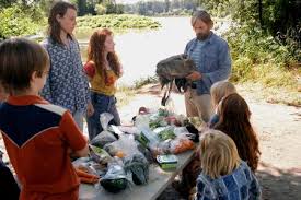 Doch dann stirbt leslie und ben fährt mit seinen kindern quer durchs land, um an der beerdigung teilzunehmen. Cineclub Filmkritik Captain Fantastic Einmal Wildnis Und Zuruck