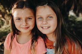 What is happening here??? 🤔 LED light therapy 🥰♥️💙 These specific  wavelengths of light energy enhance your bodies ability to generate  collagen and elastin by activating the fibroblast cells. Results = Glowing