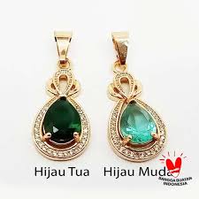 Batu pasir emas atau yang sering disebut dengan goldstone merupakan batu yang umumnya memiliki warna coklat dengan titik keemasan disekitarnya. Vee Cutting Kristal Tetesan Batu Giok Liontin Wanita Hijau Terbaru Agustus 2021 Harga Murah Kualitas Terjamin Blibli