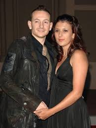 Mereka menyatakan merasa kehilangan atas kematian sang vokalis. 5 Fakta Talinda Istri Chester Bennington Vokalis Linkin Park Yang Bunuh Diri