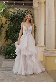 Mit einem weiten ballkleid kann man zwar auch auf dem standesamt heiraten. Prinzessinnen Brautkleid Mit Spaghettitrager Und Volants Von Sincerity Modell 44104 Heiraten Mit Braut De