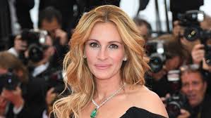 Awards Chatter' Podcast — Julia Roberts ('Ben Is Back' & 'Homecoming')