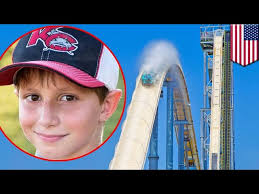 Anak jatuh dari seluncur air tertinggi di dunia