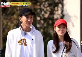 Setiap anggota memilih kantong secara acak. 10 Bintang Tamu Yang Paling Sering Muncul Di Episode Running Man