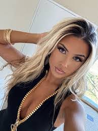 Lacey Cullen's Instagram, Twitter & Facebook