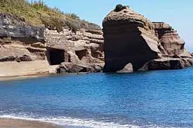 Questo senza negare la bellezza delle numerose spiagge che, una volta sulle isole, possiamo raggiungere per bagni in acqua e di sole, per tuffarci in un libro sotto l'ombrellone, in pieno relax. Spiaggia Di Cala Nave Isola Di Ventotene Itbeach