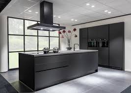 moderne zwarte keuken met zwarte apparatuur geheel greeploos moderne keukens keuken ontwerp keuken