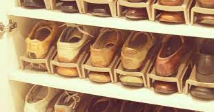 見た目もスッキリ 小さな玄関に靴をたくさんしまう賢いワザ９ locari ロカリ 靴 収納 アイディア 小さな玄関 インテリア 収納