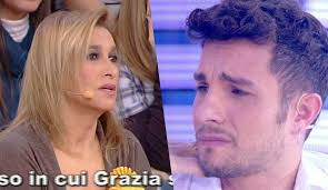 Nata a roma, di origine abruzzese fondò con chiara scotti e clelia lamorgese il gruppo musicale ape di vetro, di matrice antifascista, aprendo i concerti di un altro gruppo, gli stradaperta. Grazia Di Michele Attacca Marco Carta E Fa I Complimenti A Mahmood Archivio Biccy It