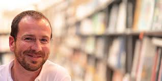 Replongez en enfance avec l'écrivain David Bry qui conseille 8 livres  jeunesse