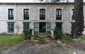 Antes de entregar las llaves de su casa a un completo desconocido tal vez usted está en el borde, tratando de decidir si alquilar su casa es una buena idea o no. Se Vende Pueblo Oportunidad Castillo 12 Lugares Increibles Que Estan A La Venta Y Son Una Ganga Icon Design El Pais