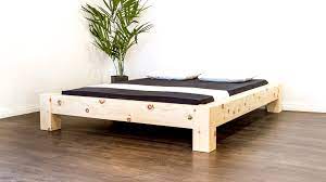 Massivholz kann aus verschiedenen hölzern gefertigt werden, was nicht nur für unterschiedliche erscheinungen in. Das Balkenbett Aus Schweizer Holz Mit Liebe Zum Detail