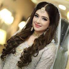Pin By Saba Khan On Bridal Makeup Indian Wedding Hairstyles Engagement Hairstyles Tikka Hairstyle