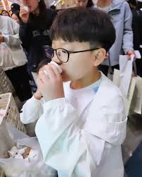 정빈이는 자전거타고 서빈이는 엄빠와함께~* 이것저것 먹어보고 일용할양식들 구매하고~ 화창한 날씨 신이난 빈이~* #도치맘 #매력쟁이  #개구쟁이 황금돼지띠맘 #형과동생👬 #형제맘 #2246일 #일곱살 #열두살 #3894일 #7세 #12세 #미소가득 #보조개 #매력쟁이  #초딩맘 ...