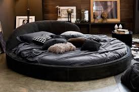 Letto matrimoniale tondo di design con o senza contenitore da posizionare anche in centro stanza. Un Letto Con La Schiena Rotonda Attuali Recensioni Di Letti Rotondi
