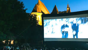 O lună plină este singura fază a lunii în care întreaga suprafață este iluminată și poate fi observată. A Inceput LunÄƒ PlinÄƒ Cel Mai Liber Festival Posibil Din JudeÈ›ul Sibiu Ora De Sibiu