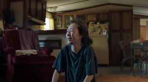 La cinta escrita y dirigida por lee isaac chung llega acompañada de grandes críticas y varios premios, entre ellos el globo de oro a la mejor película de habla no. Minari S Lee Isaac Chung Breaks Down His Favorite Scene From The Film Variety