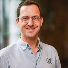 1,2,3,4,5,…..15! 15 ans! C'était formidable et passionnant ! Que de défis,  réalisations, dossiers, stress, fêtes,… On en a fait de belles choses chez  Duvel Moortgat ! Quelle équipe ! Et spéciale…