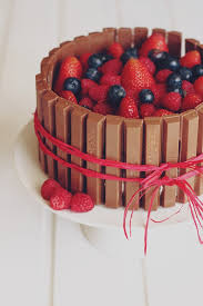 4 eier 1 prise salz 160g weißer zucker 1 tl vanillepaste (10g) 100g mehl 50g stärke. Kitkat Berry Cake Magnoliaelectric