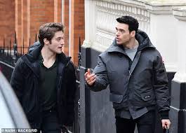Madden, dimenticato l'amico brandon flynn, ne ha subito trovato un altro, con i paparazzi che li hanno pizzicati insieme in quel di los angeles mentre acquistavano cibo da asporto. Richard Madden Et Son Copain Acteur Froy Gutierrez Prennent Un Pique Nique Et Se Dirigent Vers Hampstead Heath The Us Express News