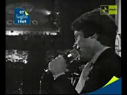 La vittoria al cantagiro con questa canzone gli permise di rimanere al primo posto delle classifiche per la bellezza di 13 settimane, per poi riproporlo lo stesso anno a canzonissima (classificandosi secondo). Massimo Ranieri Rose Rosse 1969 Youtube Eurovision Song Contest Eurovision Songs Songs