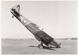 Ups Her Er Spitfire Hf Ixe 430 Gaet Pa Naesen Ikke Et Helt Ualmindeligt Uheld Som Regel Skete Der Ikke De Store Skader Pa Flyet Militaer Flyvemaskiner Bruges