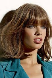 Carre Avec Une Frange Droite Coiffure Mi Long Cheveux Mi Longs Avec Frange Carre Court Frange Droite