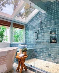 Cette salle de bain est épurée et fonctionnelle, sans être froide. Screaming Yes To This Beautiful Blue Bathroom Remodel From Gracecottagehhi From The Beautiful Blue Tile To The Pebb Husdesign Boligrenovering Drommehuse