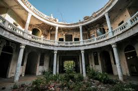 Traditional chinese architecture for houses, towns and temples including courtyard houses, hutongs and gardens. Venezuela Is Collapsing So Is Its Architectural Heritage Bloomberg