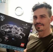 Adult fan returns to lego building hobby