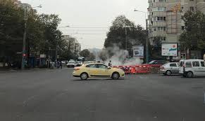 Administratorul special radet, alexandru burghiu, afirmă că bucureştenii, afectaţi de avaria la o reţea principală, vor avea apă caldă şi căldură, din nou în sectoarele 2 şi 3 din capitală zeci de blocuri au rămas fără apă caldă şi căldură din cauza unei avarii la o reţea principală. ReprezentanÈ›ii Radet Se Chinuie De Cateva Zile SÄƒ GÄƒseascÄƒ Cauza Unei Avarii Din Tomis 3 Locatarii Unui Bloc Nu Au CÄƒldurÄƒ Focuspress Ro