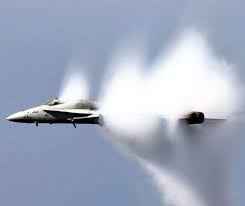 Viteza sunetului în km depinde de caracteristicilemediul în care este distribuit. Boom Sonic Cum AratÄ Fenomenul Spectaculos In Care Un Avion Militar DepÄseste Viteza Sunetului Imagini Uluitoare Evenimentul Zilei
