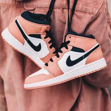 Nouvelle version de la silhouette classique de jordan, la jordan 1 retro high rookie of the year s'habille d'un upper en cuir box dans des tons beiges et blancs. Air Jordan 1 Mid Pink Quartz 555112 603 Wethenew