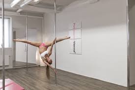 Neben effekten auf figur und gesundheit richtet es innerlich sowie äußerlich auf. Wien Tipp Poledance Vienna Anna Laura Kummer