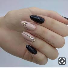 Como viste en las imágenes las uñas acrílicas decoradas no son sinónimo de uñas largas decoradas hay algunos diseños que se realizan recortando bastante el tip haciendo. 680 Ideas De Unas Negras En 2021 Unas Negras Manicura De Unas Manicura