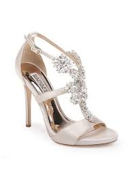 Le scarpe cerimonia donna 2020 guardano alle tendenze di stagione che, assolutamente chic, ti faranno sentire l'invitata perfetta. Calzature Da Sposa Trends E Novita La Fata Madrina Alessandra Cristiani Scarpe Da Sposa Scarpe Da Sposa Rosa Scarpe Di Moda