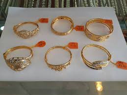 Bangles emas mempunyai tempat tersendiri di perhiasan india. Facebook