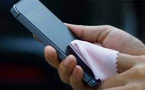 Berikut kita sampaikan tips untuk menghilangkan noda dan bekas sayatan tipis di casing handphone dengan cara sederhana, yaitu dengan menggunakan pasta gigi. 10 Cara Menghilangkan Jamur Di Hp Semua Merek Paling Ampuh