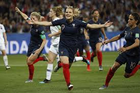 Als identitätsstiftendes band gerade zwischen den verschiedenen sozialen und ethnischen gruppen frankreichs gilt hierbei die französische fußballnationalmannschaft, die équipe tricolore. Fussball Wm Der Frauen Frankreich Siegt Erneut Steinhaus Gibt Elfmeter Nach Videobeweis