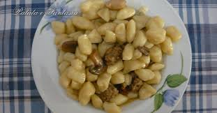Abbassate la fiamma e aggiungete i funghi porcini, in precedenza puliti e tamponati con un canovaccio. Gnocchi Di Patate Con Salsiccia E Funghi Porcini Ricetta Gnocchi Di Patate
