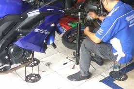 Pada saat mengisi oli sokbreker depan, pastikan sesuai dengan kebutuhan yang kita inginkan atau keinginan yang punya motor. Jangan Salah Volume Oli Sokbreker Yamaha All New R15 Kiri Dan Kanan Beda Ini Kata Mekanik Bengkel Resmi Motorplus