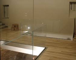 Montaggio del parapetto in vetro, ristrutturazione di balconi e terrazzi, montaggio di moduli per case pescara. Preventivo Parapetto In Vetro Con Profilo In Alluminio Fissato Lateralmente