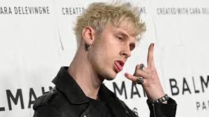 From there, the rapper skyrocketed to superstar status, with each of his albums charting in the top ten. Machine Gun Kelly Als Teenager Ein Megan Poster Im Zimmer