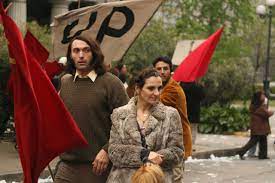 Santiago 73 est donc le deuxième volet d'une trilogie consacrée aux années noires de la dictature chilienne, sujet encore largement tabou dans un moins opératique que son glorieux aîné, santiago 73, post mortem, de pablo larrain, est lui aussi le film d'un fils qui demande des comptes à ses pères. Santiago 73 Post Mortem 16 02 2011 Memento Distribution