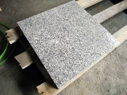 Dallage Granit G602 60x60 40x60 Granitul (latină granum = granulat) este o rocă magmatică masivă, cu granulație grosieră (cristale cu dimensiunea de câțiva milimetri), formată la adâncimi mari (făcând deci parte dintre plutonite), conținând în principal cuarț, feldspat sau minerale de culoare închisă ca mica. dallage granit g602 60x60 40x60