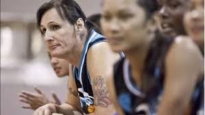 Transexual de 50 anos estreia como pivô no time feminino de basquete  universitário nos EUA