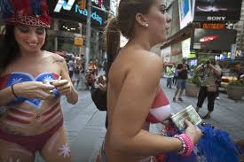 New York: Bill de Blasio will gegen Nackt-Poserinnen vorgehen - DER SPIEGEL